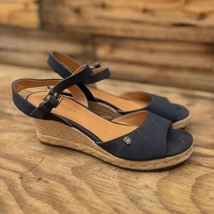 TOMMY HILFIGER | Black Wedges 9M